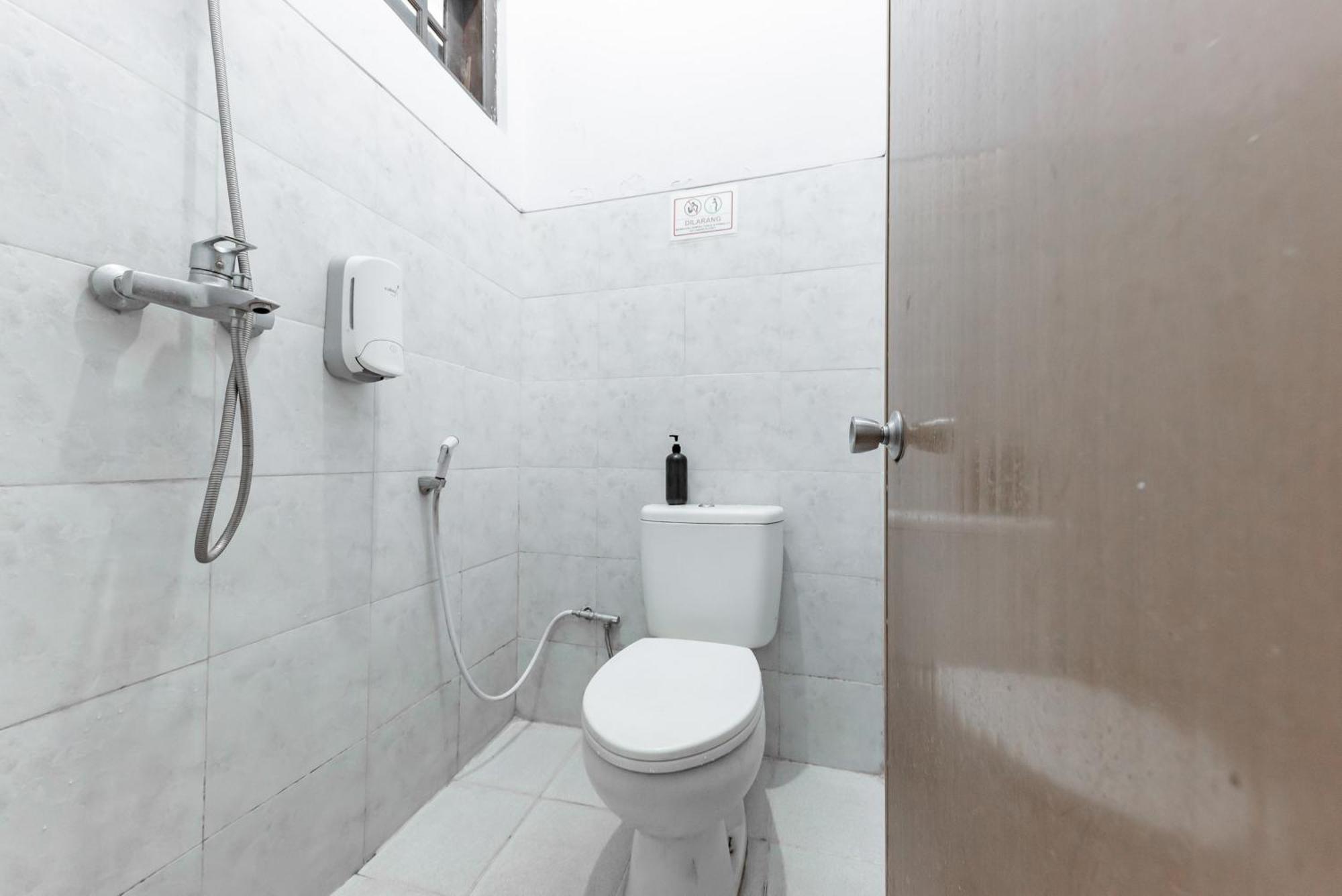 Reddoorz At Ciliwung Guest House Syariah Malang Ngoại thất bức ảnh