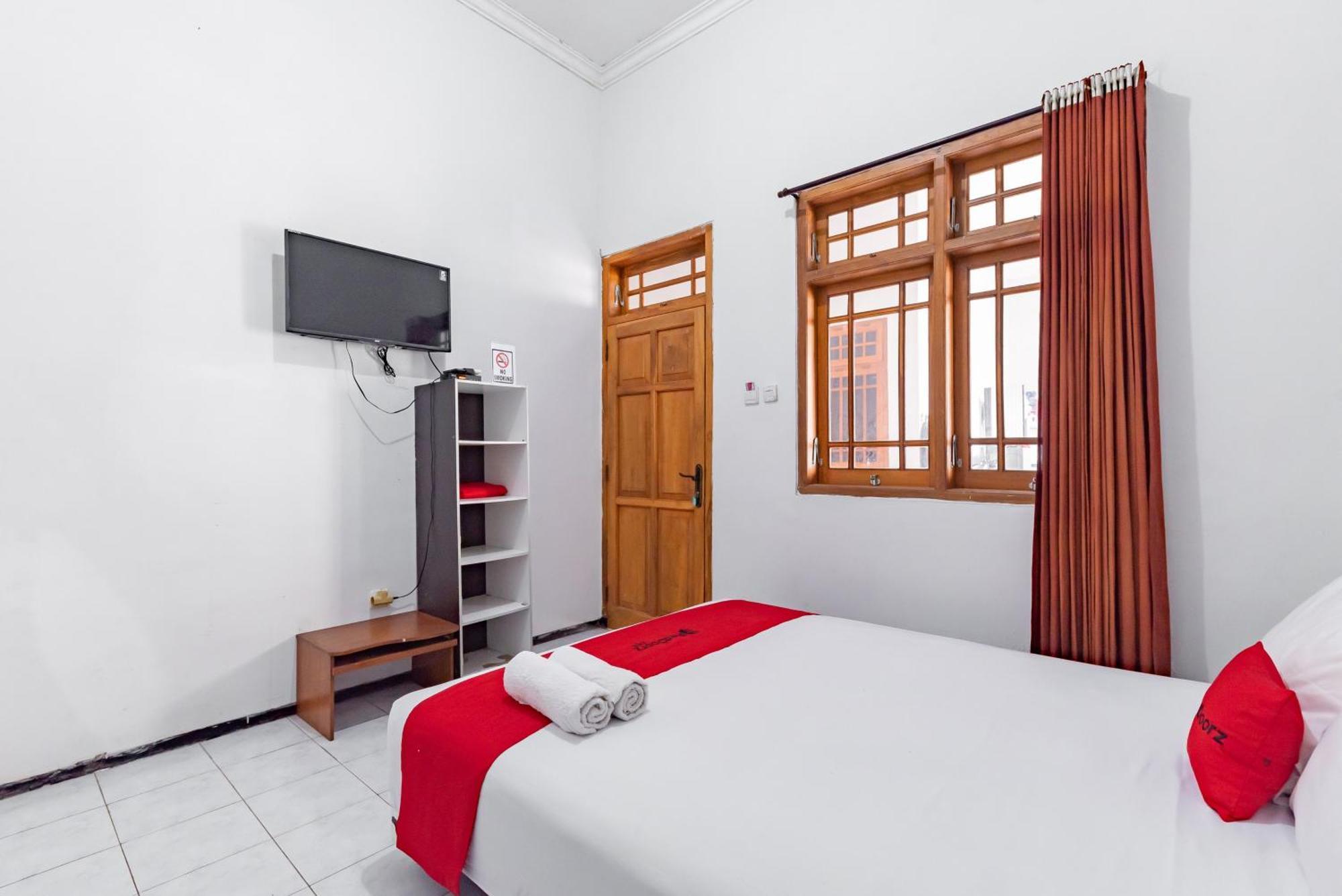 Reddoorz At Ciliwung Guest House Syariah Malang Ngoại thất bức ảnh