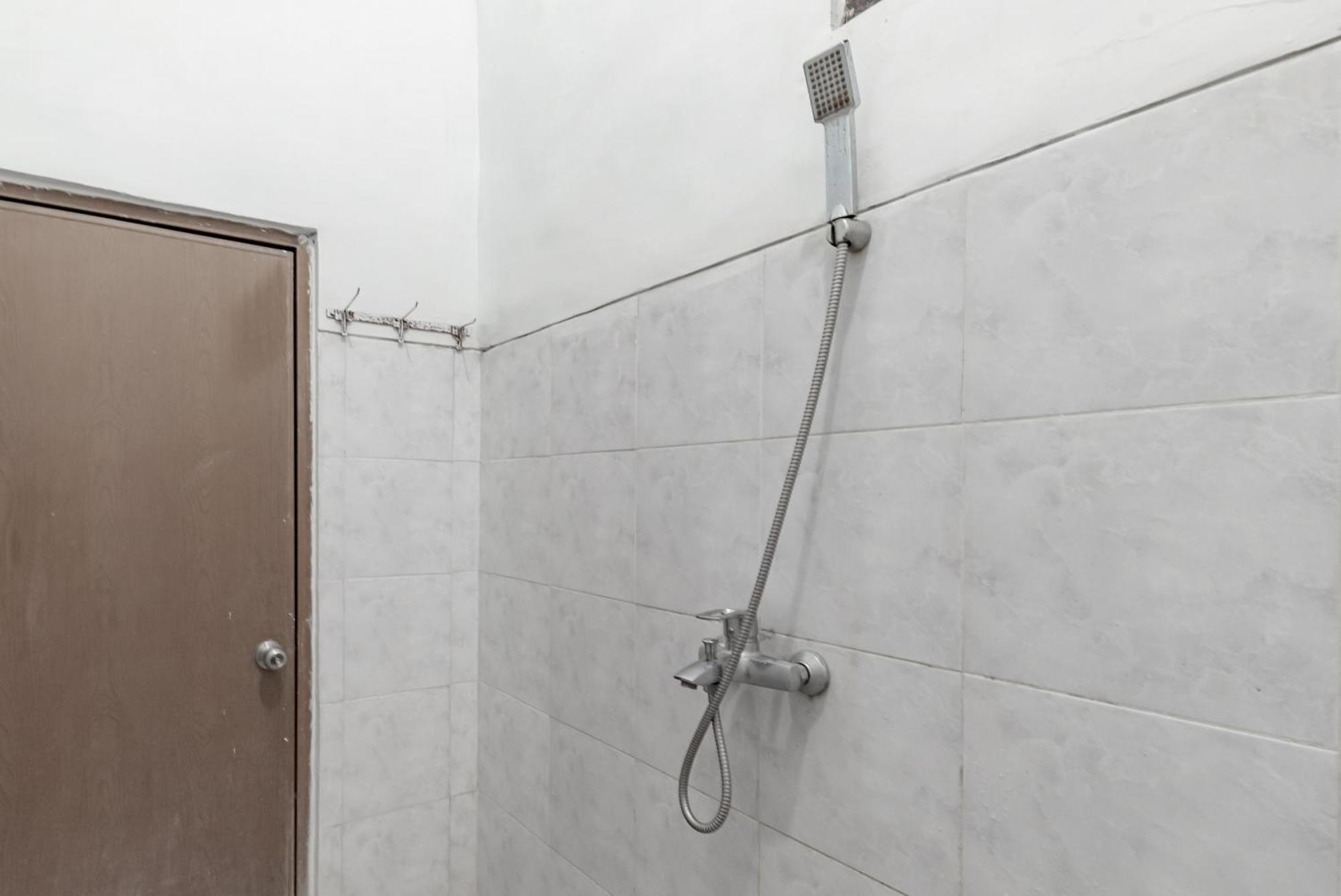 Reddoorz At Ciliwung Guest House Syariah Malang Ngoại thất bức ảnh
