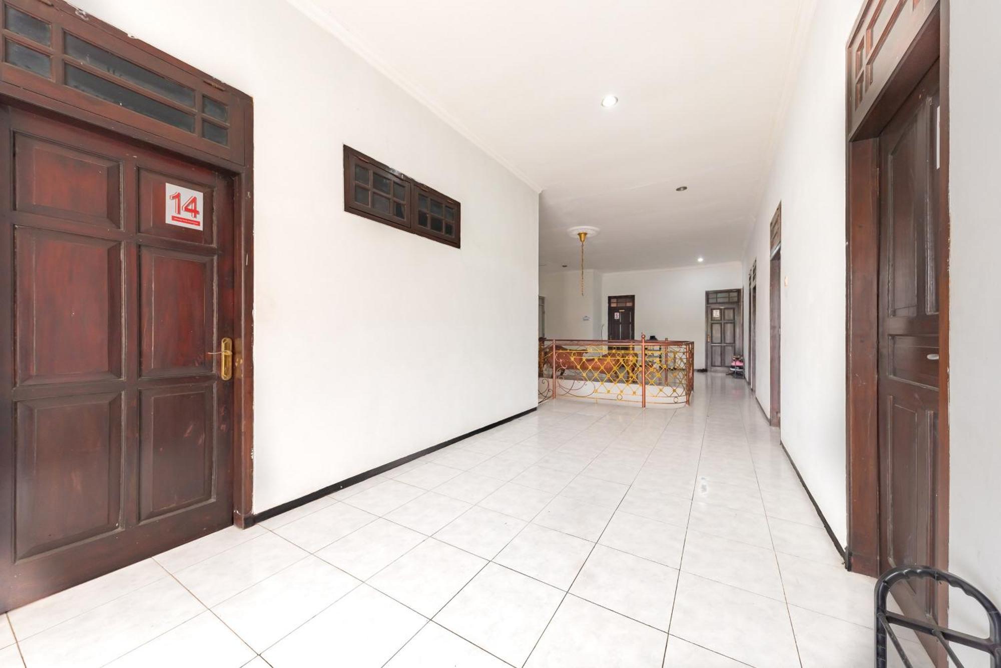 Reddoorz At Ciliwung Guest House Syariah Malang Ngoại thất bức ảnh